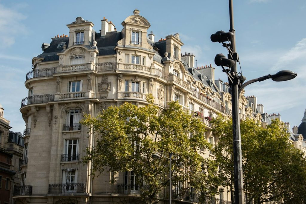 Immeuble résidentiel à Paris illustrant l’investissement locatif et le dispositif Relance logement 2026